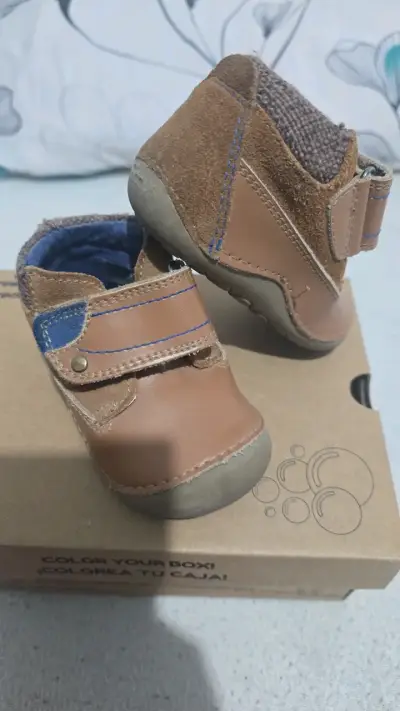Zapatos de bebé marrones con velcro ficcus - miniatura 1
