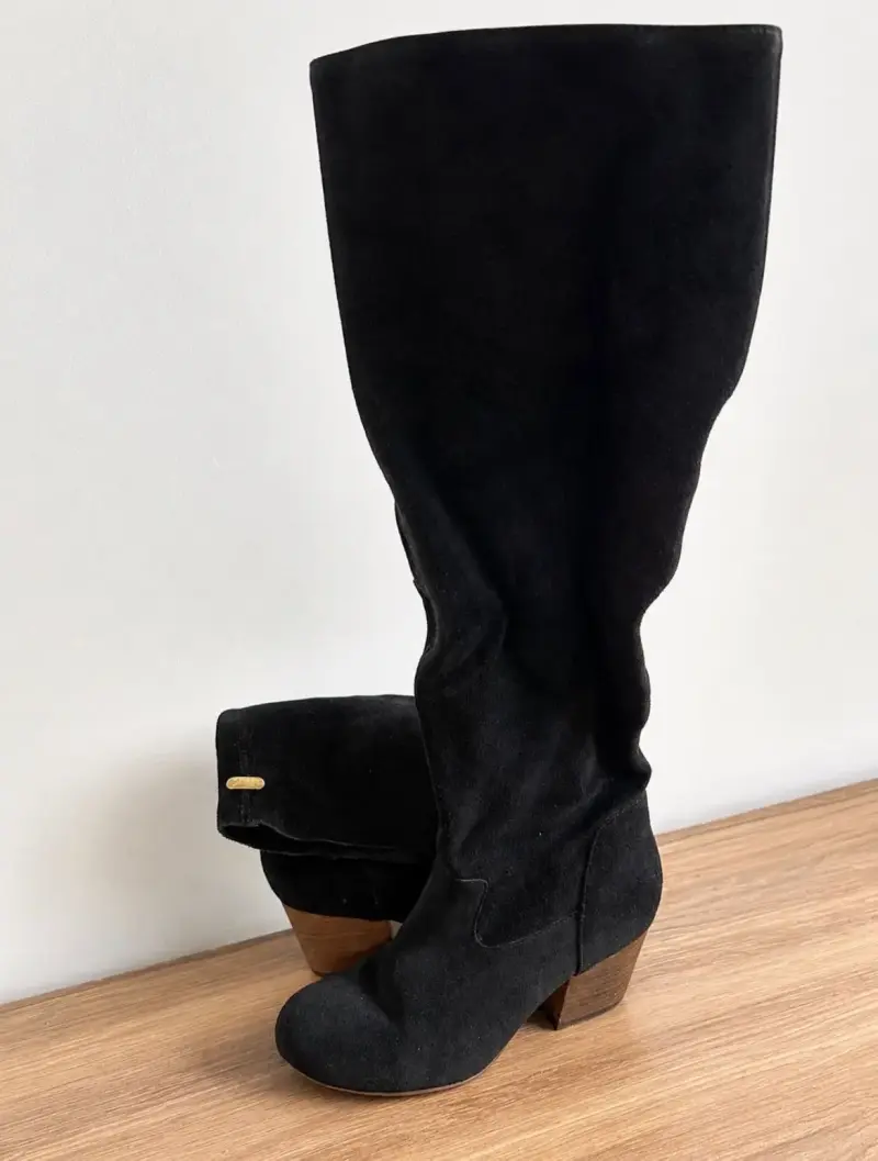 Botas negras de gamuza con tacón alto - 1