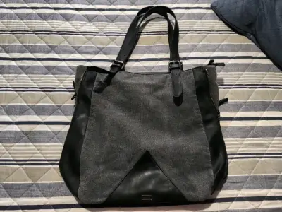 Bolso gris y negro con asas largas - miniatura 1