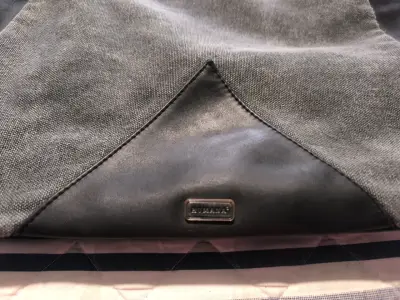 Bolso gris y negro con asas largas - miniatura 2