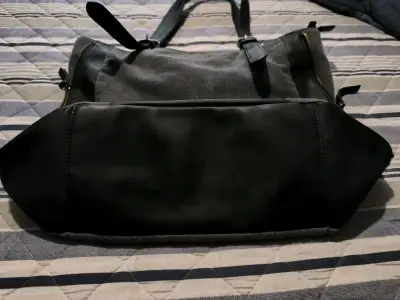 Bolso gris y negro con asas largas - miniatura 3