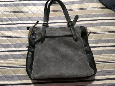 Bolso gris y negro con asas largas - miniatura 4