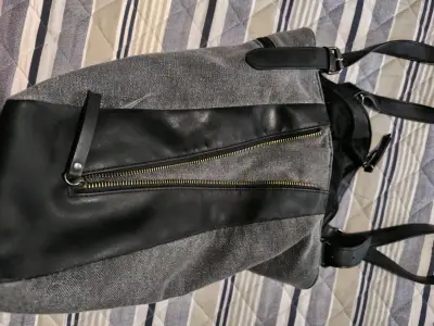Bolso gris y negro con asas largas - miniatura 5