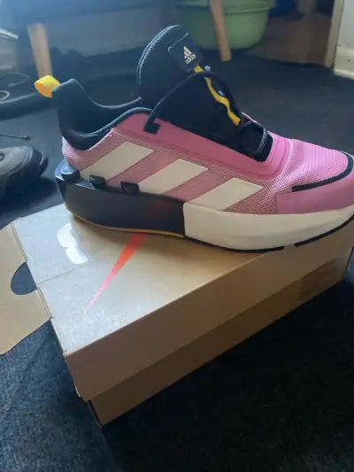 Zapatillas Adidas LEGO  deportivas rosas y negras - miniatura 1