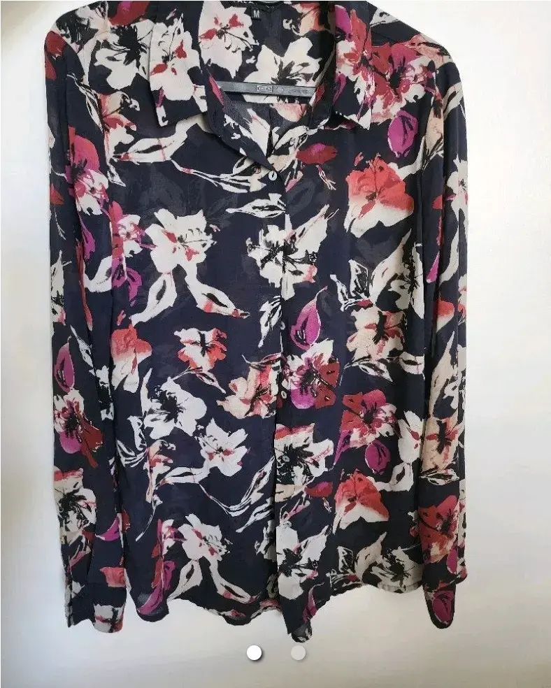 Blusa floral de mujer en tonos oscuros
