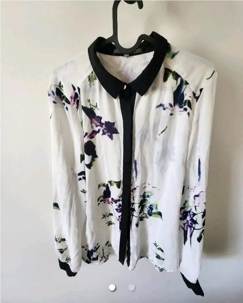 Blusa estampada floral con cuello negro