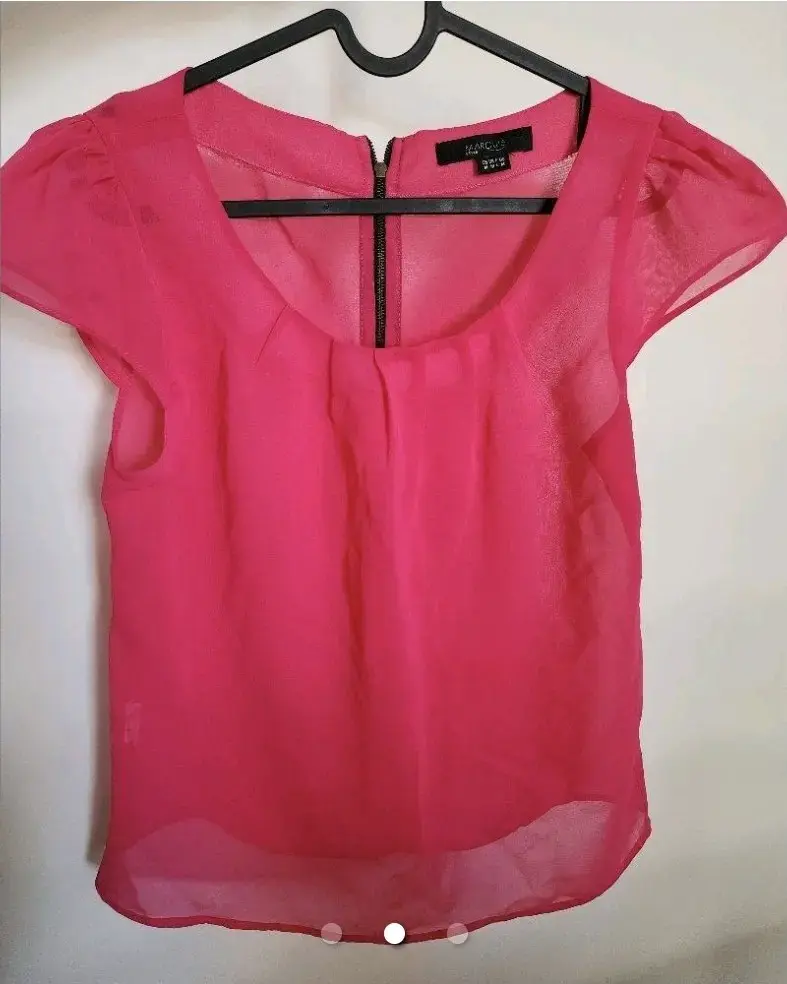 Blusa fucsia de gasa con cierre trasero