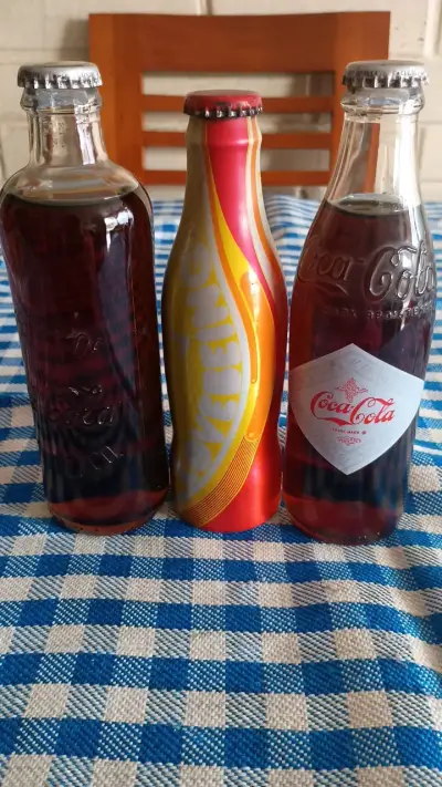 Botellas coleccionables de Coca-Cola y One Being - miniatura 1