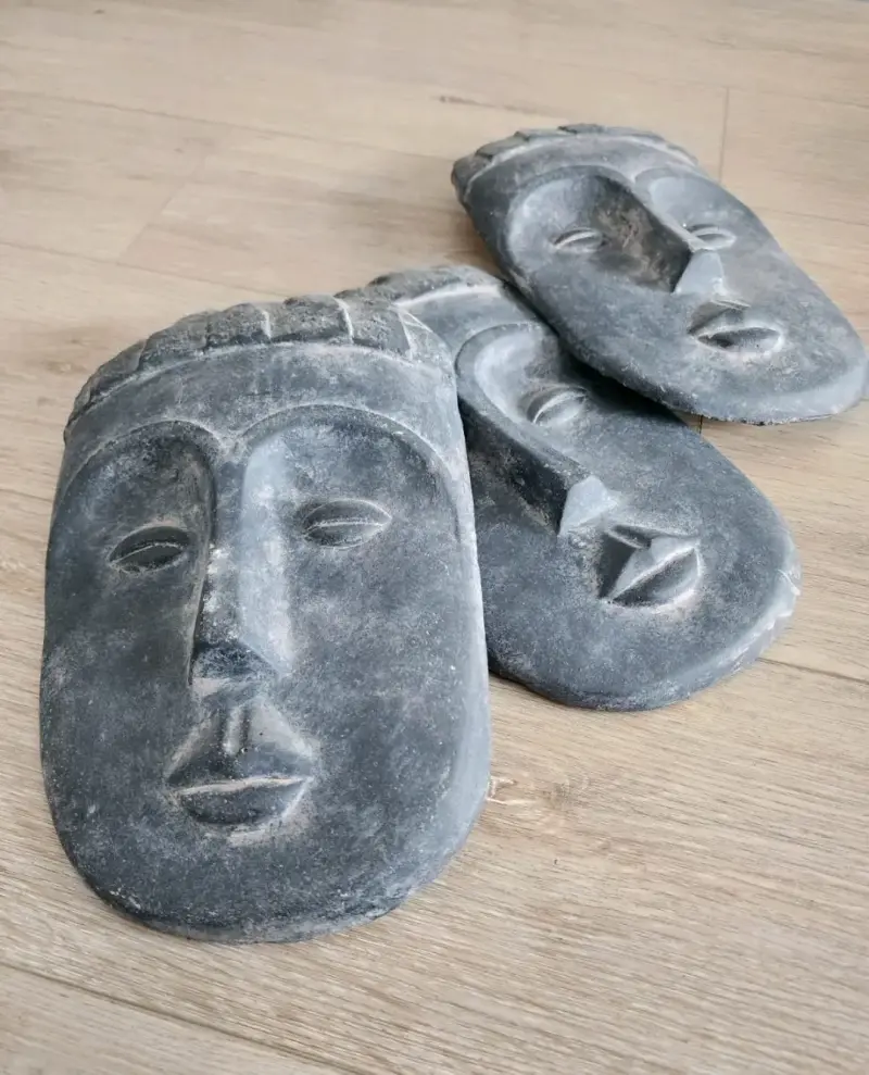 Máscaras decorativas de piedra tallada