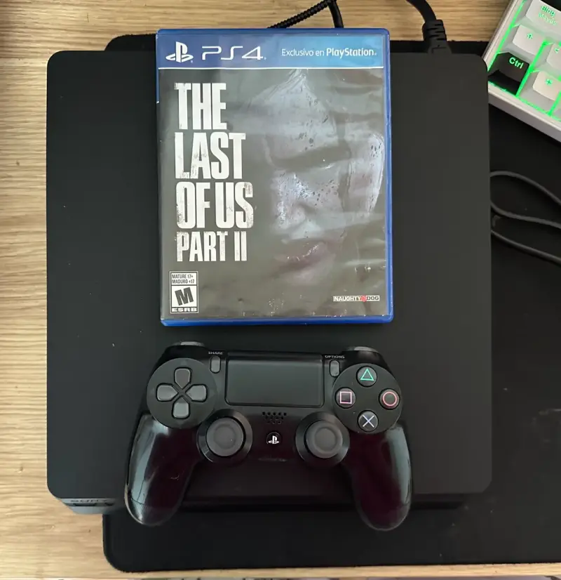Consola PS4 con juego The Last of Us Part II - 1
