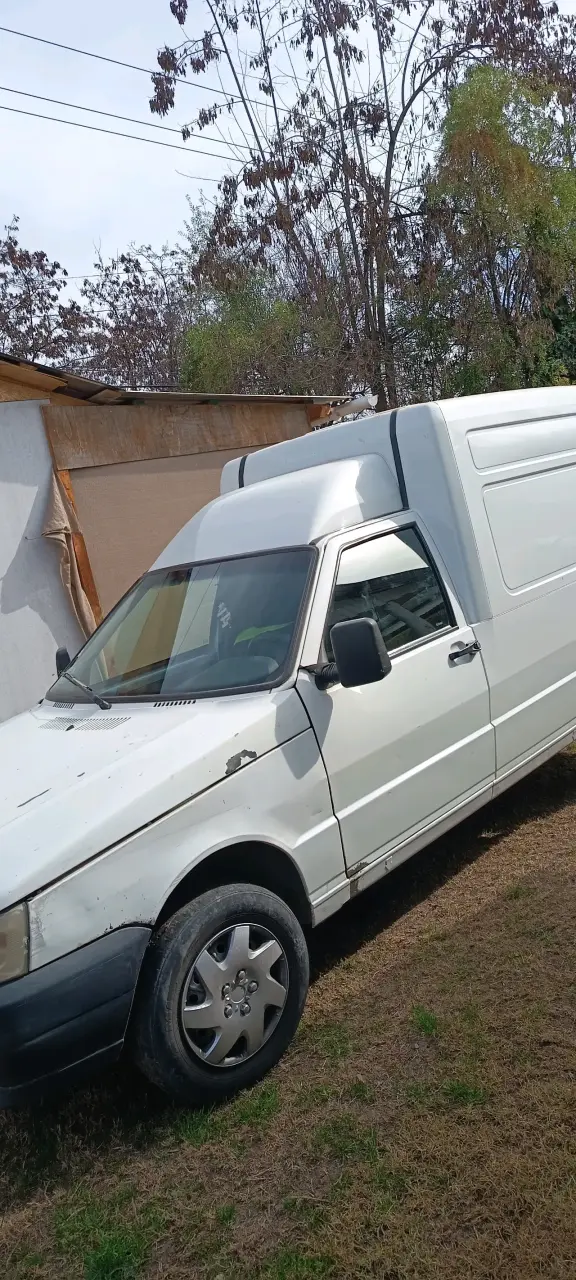 Camioneta utilitaria blanca en buen estado - 1