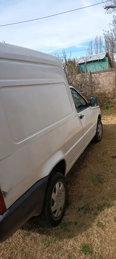 Camioneta utilitaria blanca en buen estado - miniatura 2