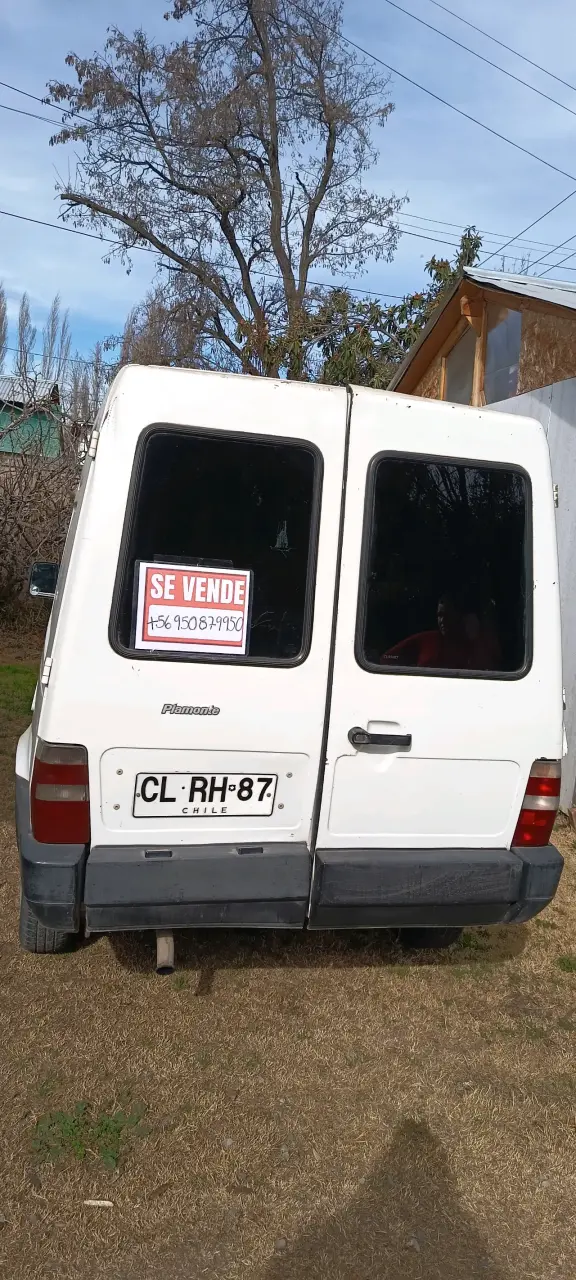 Camioneta utilitaria blanca en buen estado - 3