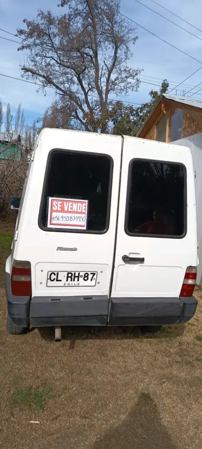 Camioneta utilitaria blanca en buen estado - miniatura 3