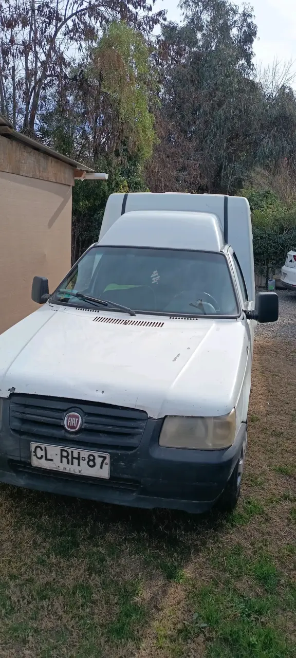 Camioneta utilitaria blanca en buen estado - 4