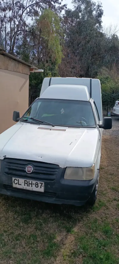 Camioneta utilitaria blanca en buen estado - miniatura 4