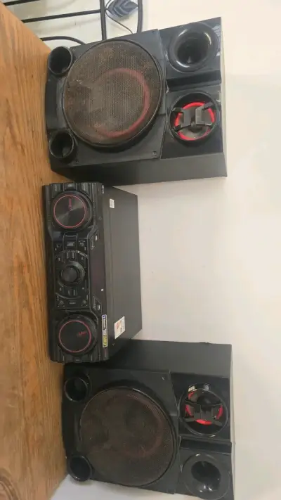 Sistema de sonido LG con parlantes - miniatura 1