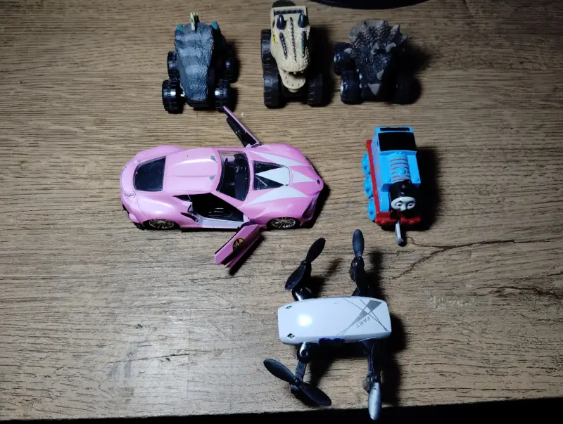 Set de juguetes variados: auto, dinosaurios y dron - 1