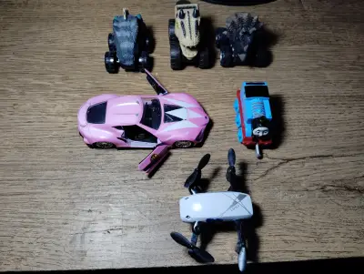 Set de juguetes variados: auto, dinosaurios y dron - miniatura 1