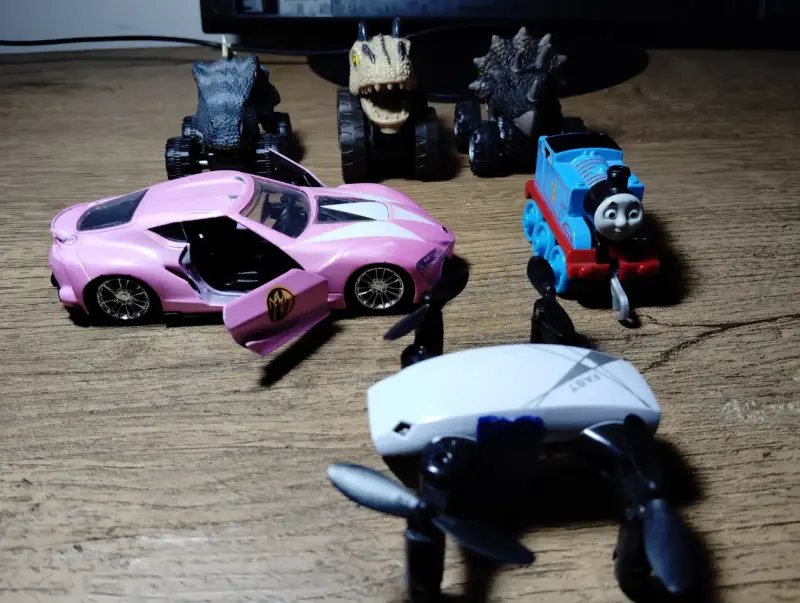 Set de juguetes variados: auto, dinosaurios y dron - 2