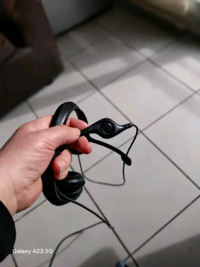 Auriculares negros con diadema ajustab - miniatura 3