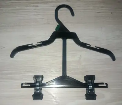 Percha de plástico con pinzas ajustables - miniatura 1