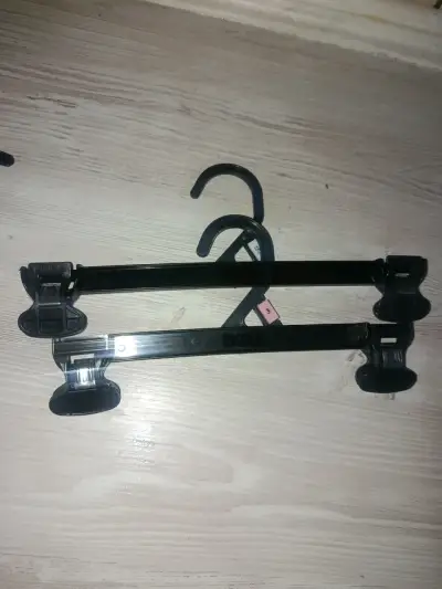 Percha de plástico con pinzas ajustables - miniatura 2