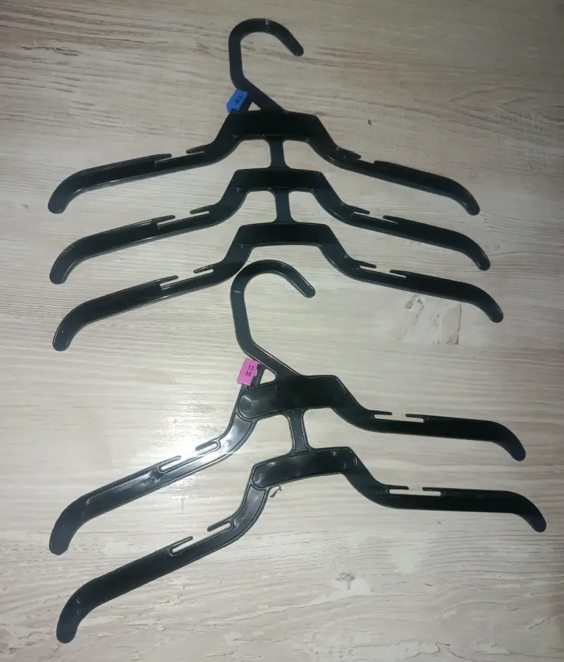 Percha de plástico con pinzas ajustables - 3
