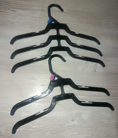 Percha de plástico con pinzas ajustables - miniatura 3