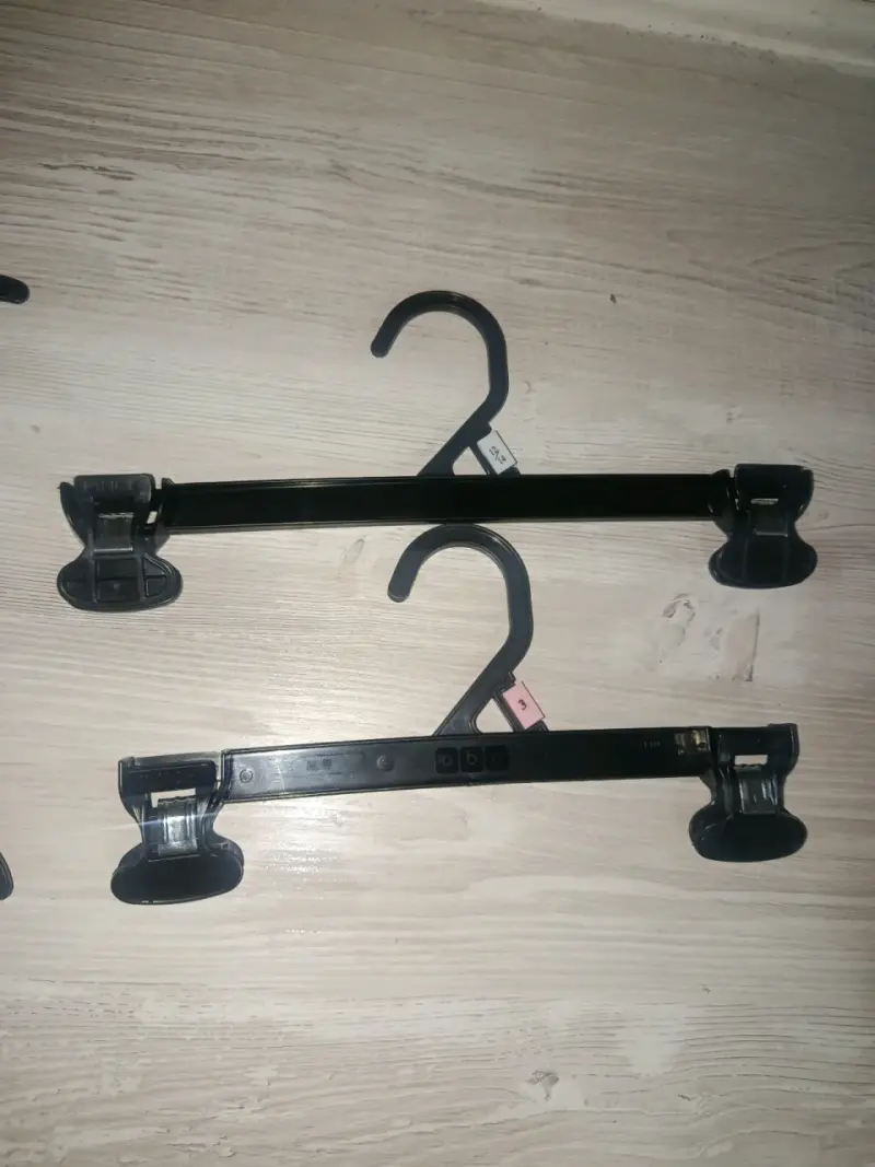 Percha de plástico con pinzas ajustables - 4