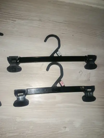 Percha de plástico con pinzas ajustables - miniatura 4