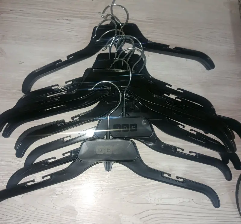 Percha de plástico con pinzas ajustables - 6