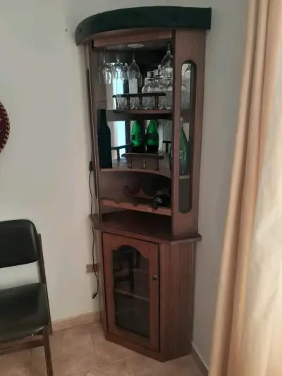 Bar de esquina de madera con copero - miniatura 1