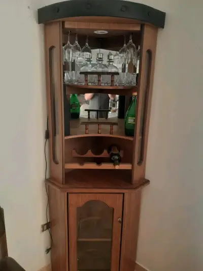 Bar de esquina de madera con copero - miniatura 2