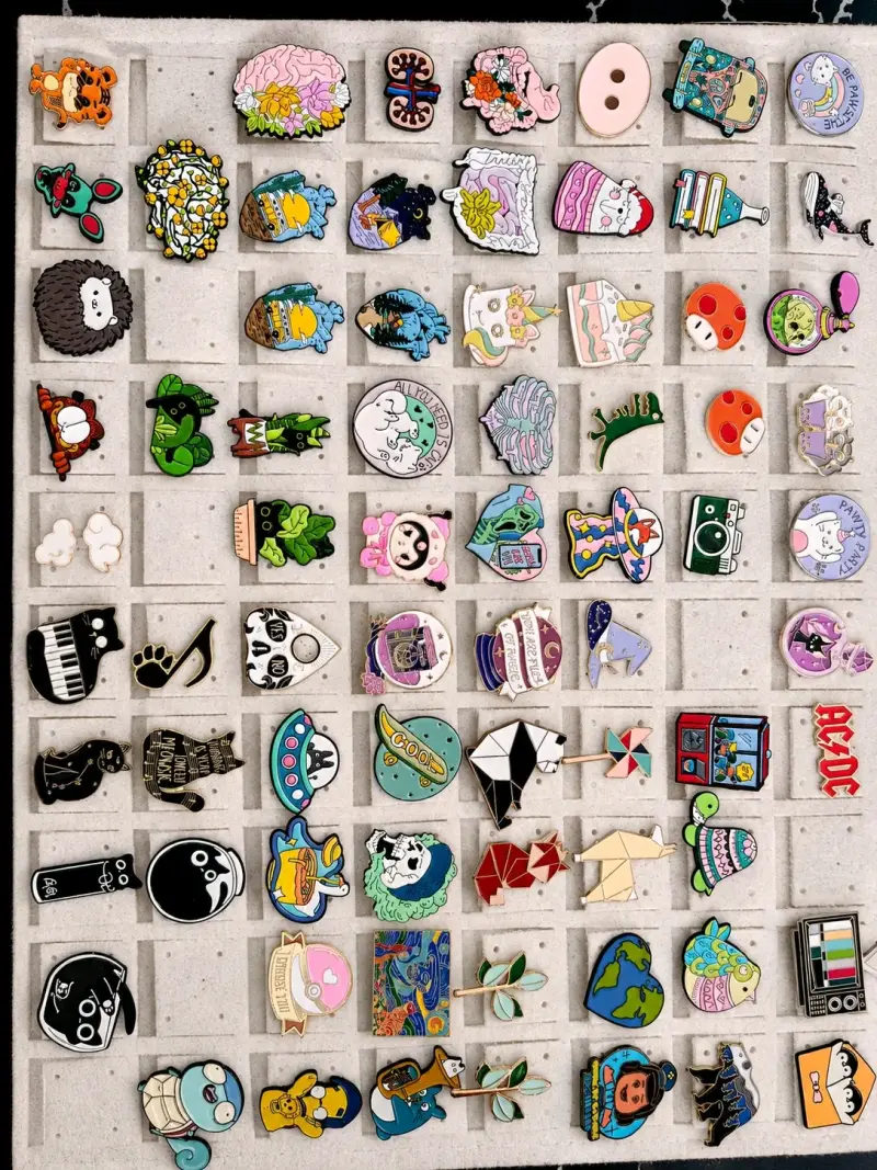 Colección de pines esmaltados variados - 1