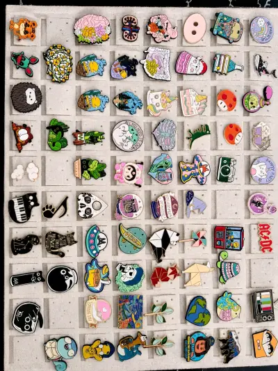 Colección de pines esmaltados variados - miniatura 1
