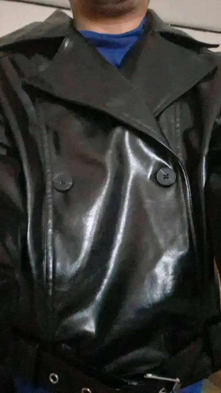 Abrigo de cuero negro para mujer
