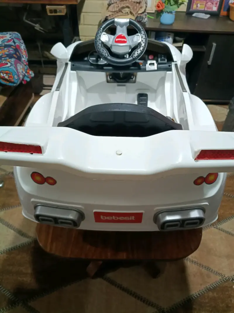 Auto eléctrico para niños Bebesit blanco - 4