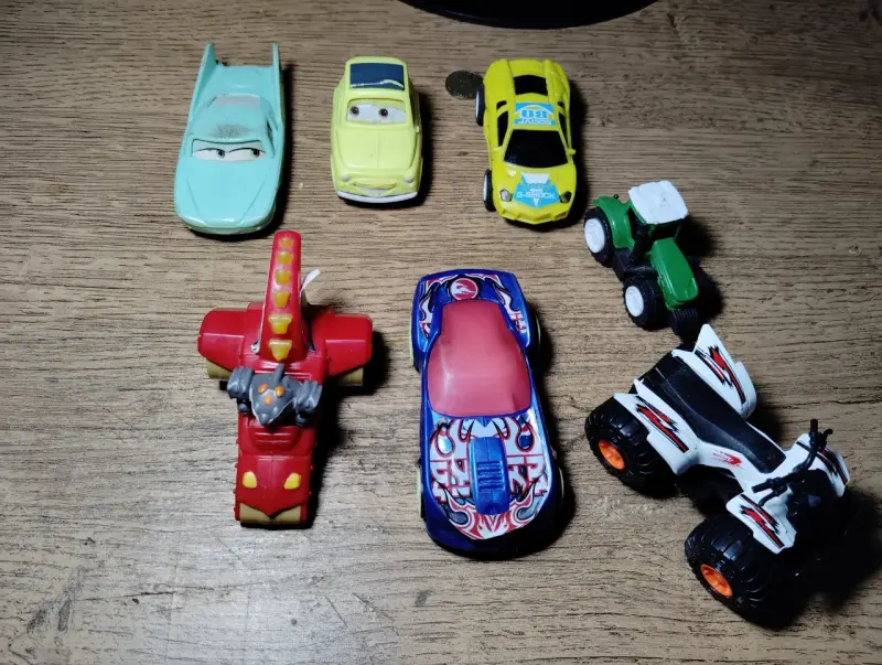 Set de autos de juguete variados - 1