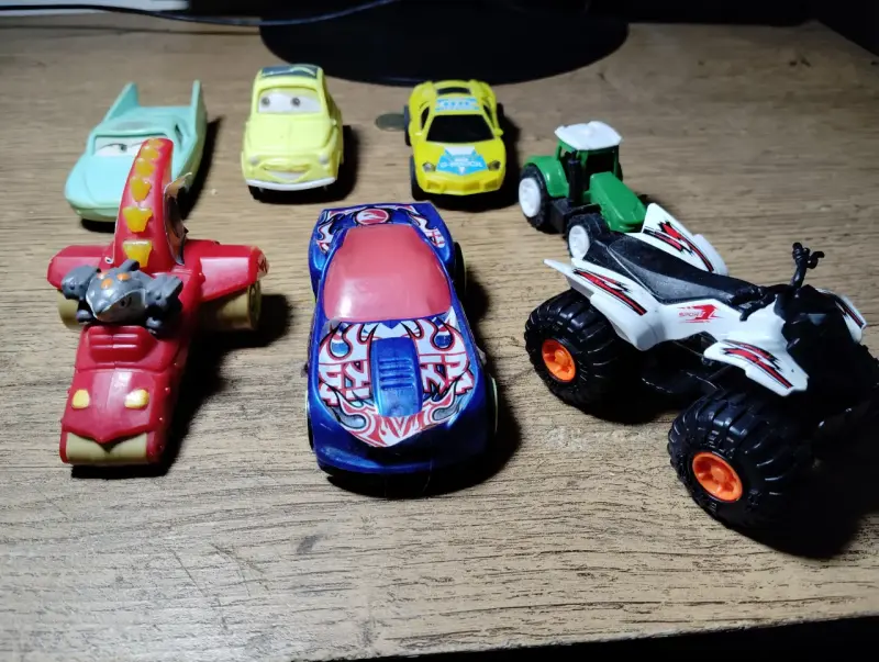 Set de autos de juguete variados - 2