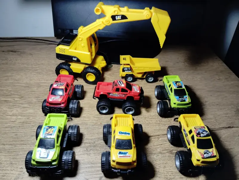 Set de camiones y autos de juguete CAT - 1
