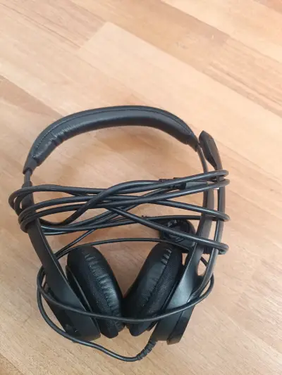 Auriculares con cable negros en buen estado - miniatura 1