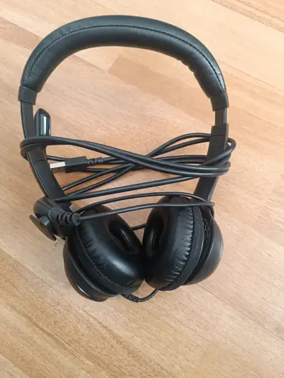 Auriculares con cable negros en buen estado - miniatura 2
