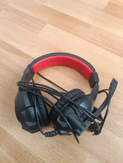Auriculares con cable negros en buen estado - miniatura 4