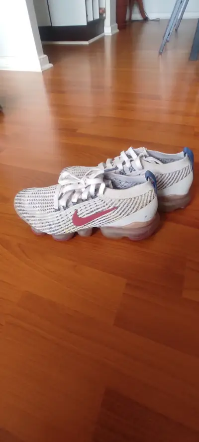 Zapatillas deportivas Nike blancas con logo rojo - miniatura 1