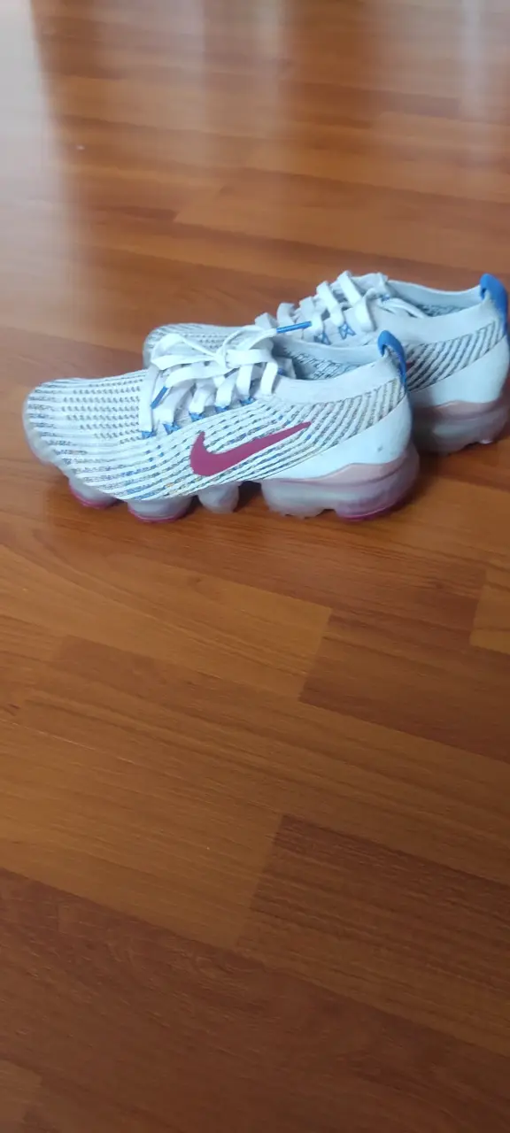 Zapatillas deportivas Nike blancas con logo rojo - 2