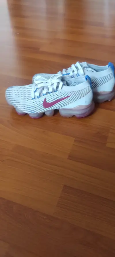 Zapatillas deportivas Nike blancas con logo rojo - miniatura 2