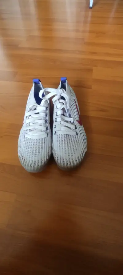 Zapatillas deportivas Nike blancas con logo rojo - miniatura 3