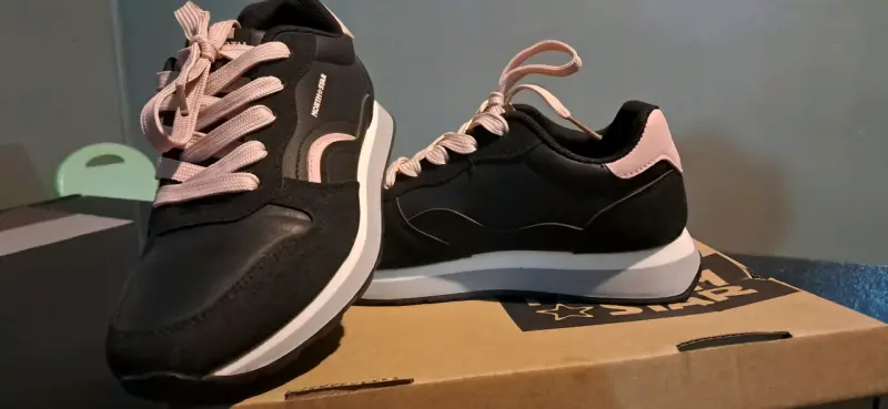 Zapatillas deportivas negras con detalles rosados - 1