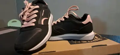 Zapatillas deportivas negras con detalles rosados - miniatura 1